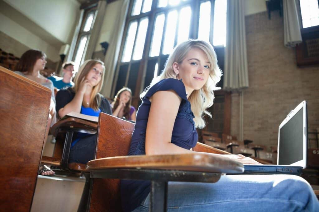 Unterhalt für Studenten - Studentin im Hörsaal