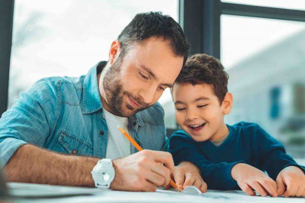 Obsorge Recht Vater zeichnet mit Kind gemeinsam